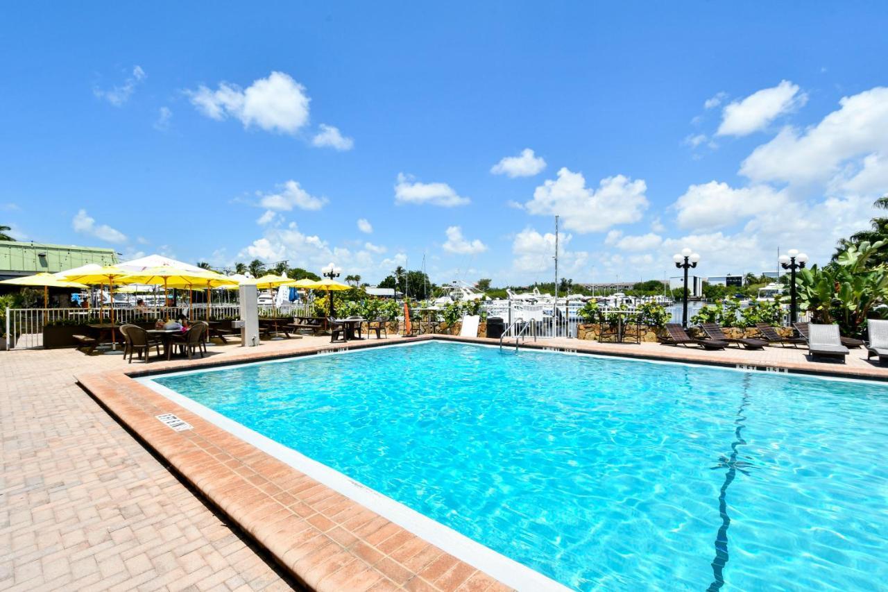 Remodeled, Huge Pool, Tiki Bar & Grill, Quiet Room Sarasota Exterior photo